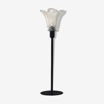 Lamp with striated flower-shaped lampshade
