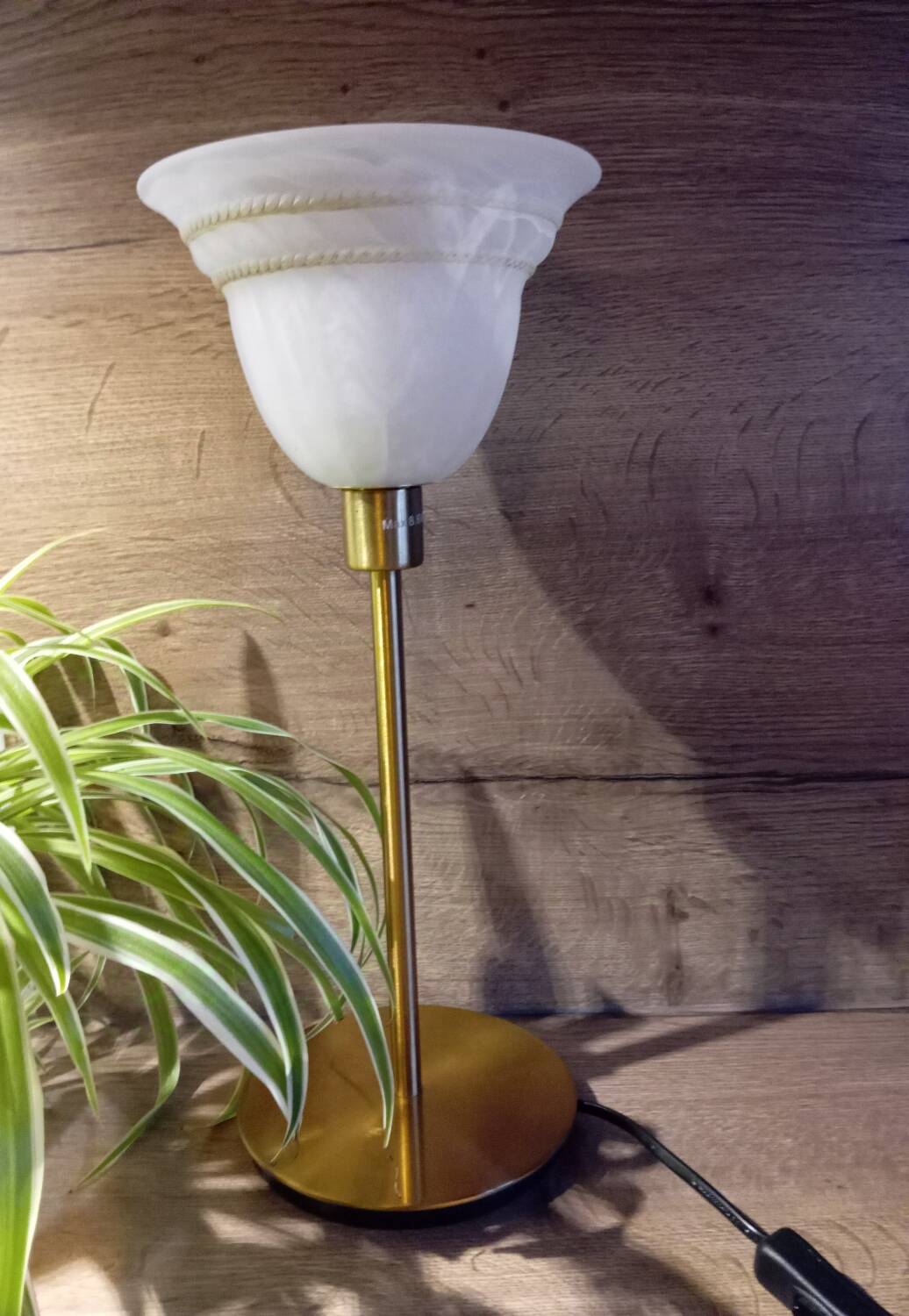 Duo lampes de chevet rétro chic métal doré, globes blancs drappés