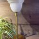 Duo lampes de chevet rétro chic métal doré, globes blancs drappés