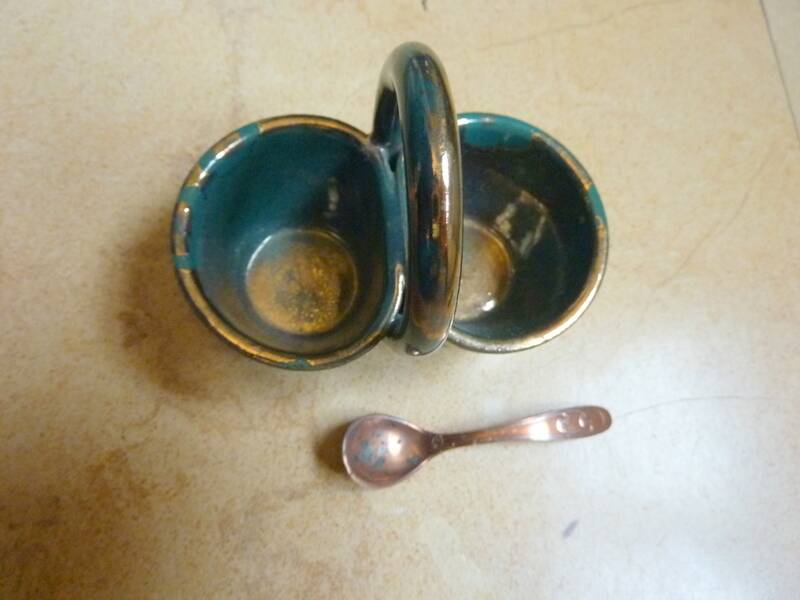 Salt and pepper shaker in gres Artceram Art Nouveau basket shape with spoon.