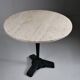 Table de bistrot/salle à manger en travertin vintage avec base en métal. (B)