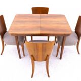 Table à manger avec quatre chaises, première moitié du 20e siècle. Après rénovation.