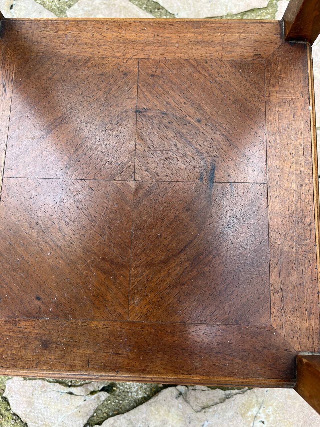 Chevet ancien, plateau en marbre