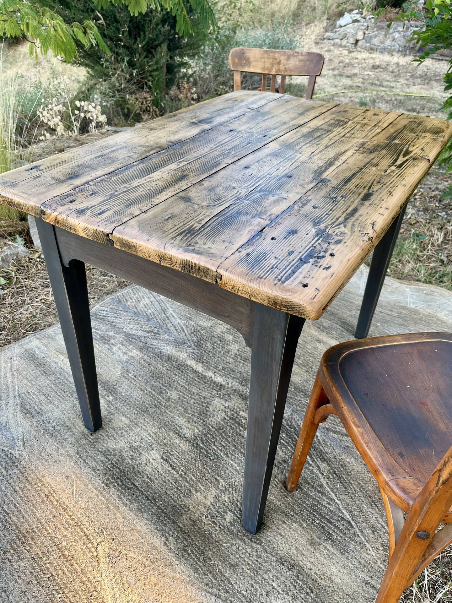 Table de ferme rénovée noire et bois brut