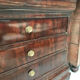 Commode à trois tiroir dessus marbre gris, de style second empire