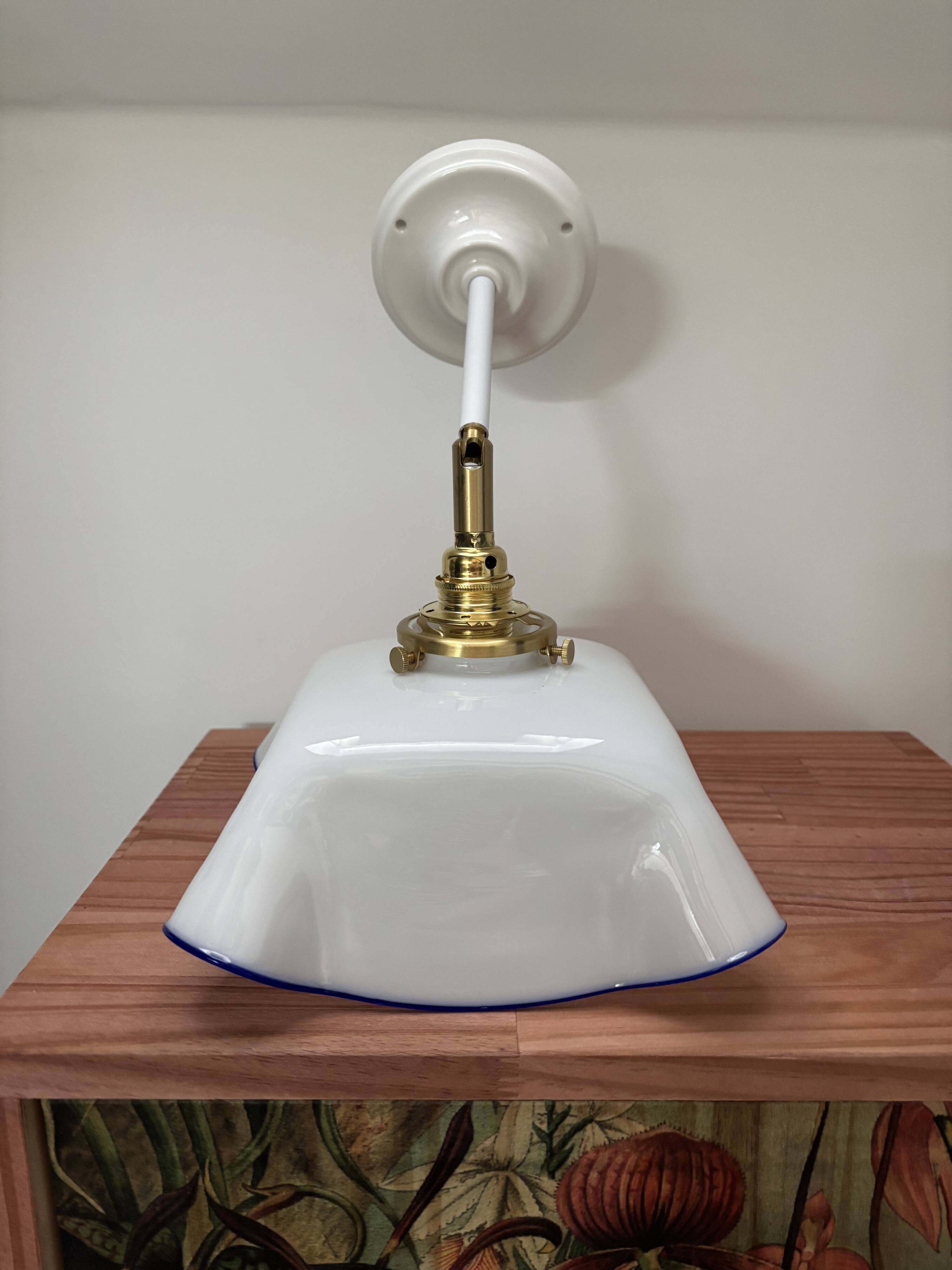 Applique murale vintage en opaline blanche à liseré bleu