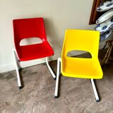 Chaise enfant en métal blanc et plastique rouge