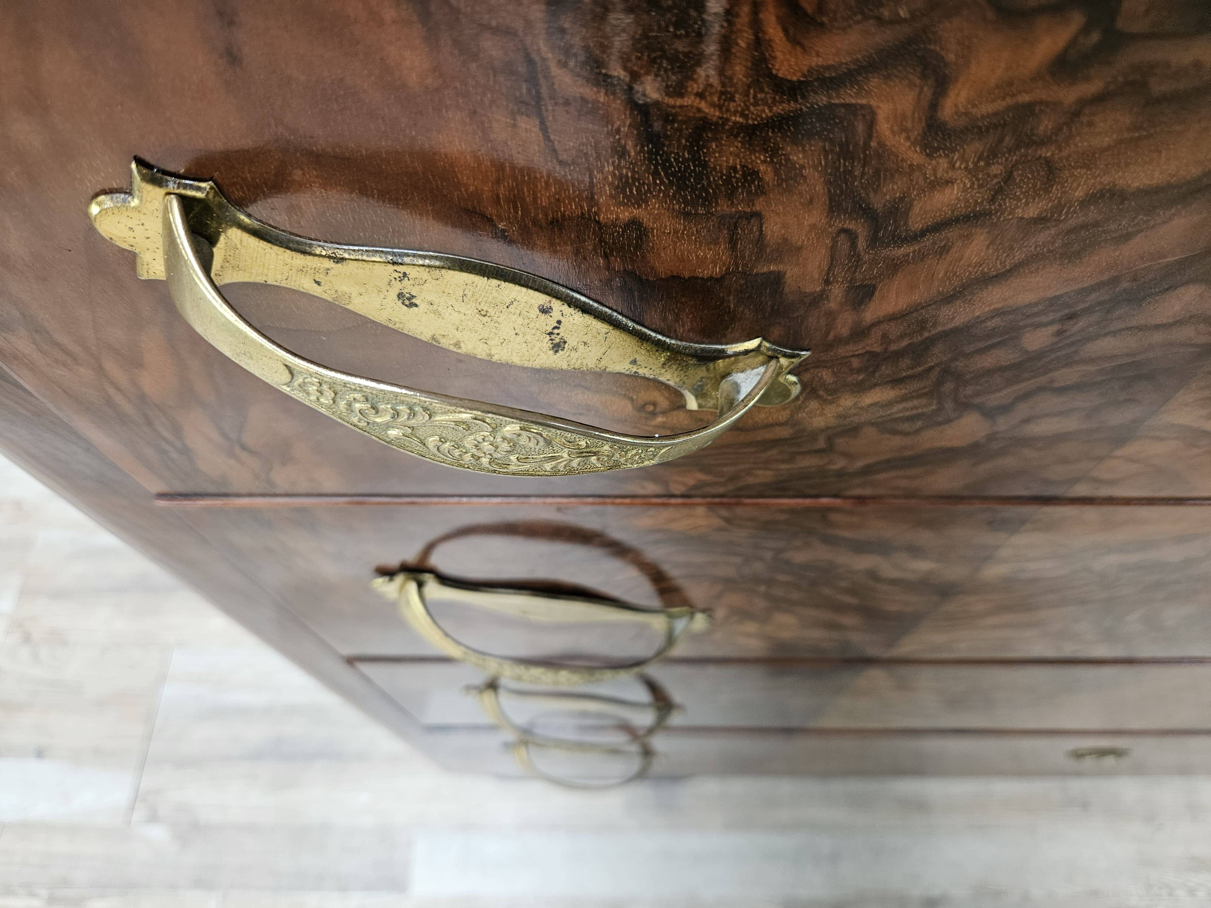1940s Art Decò chest of drawers in walnut burl with black glass top