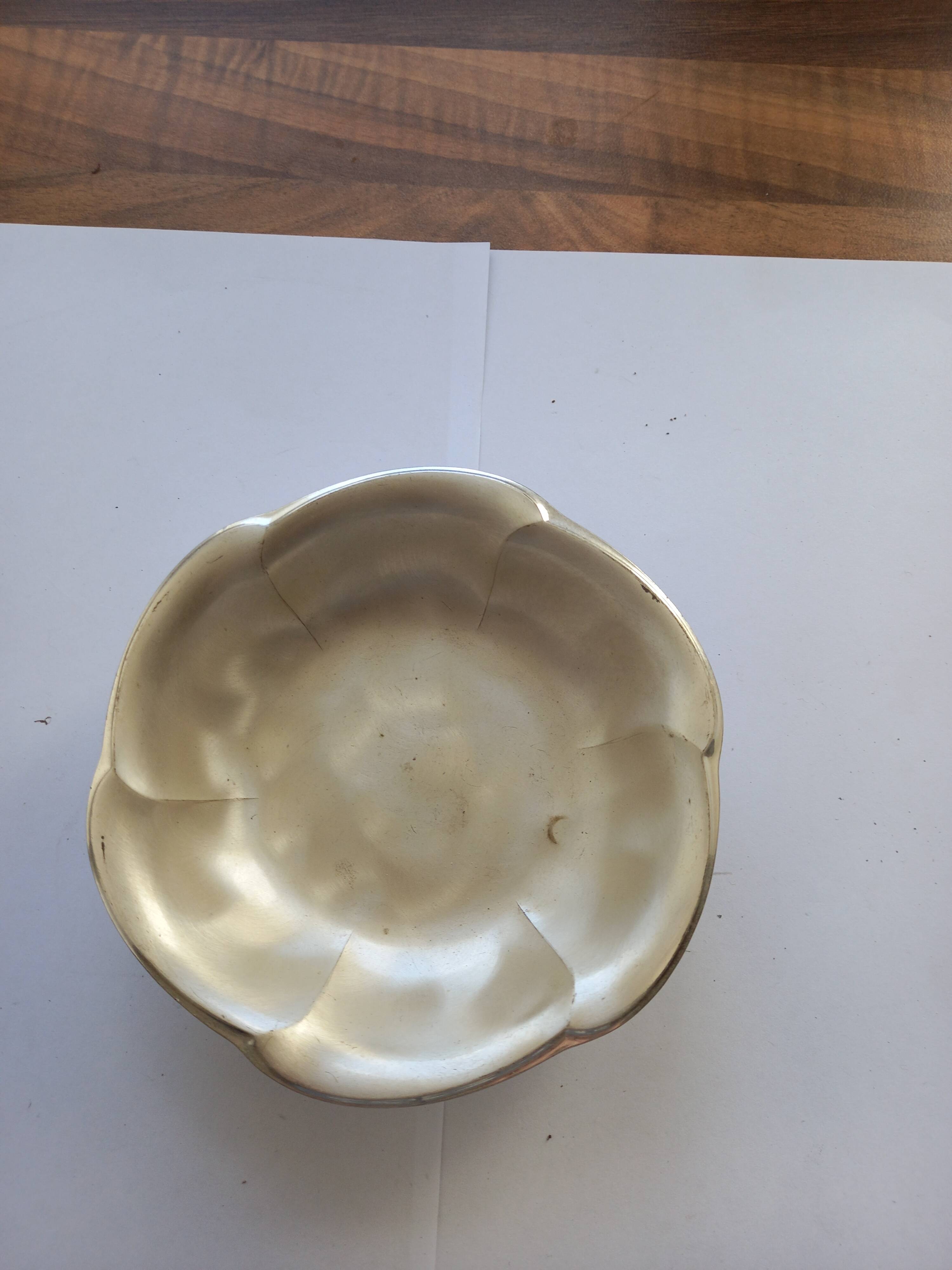 Metal bowl with 3 legs