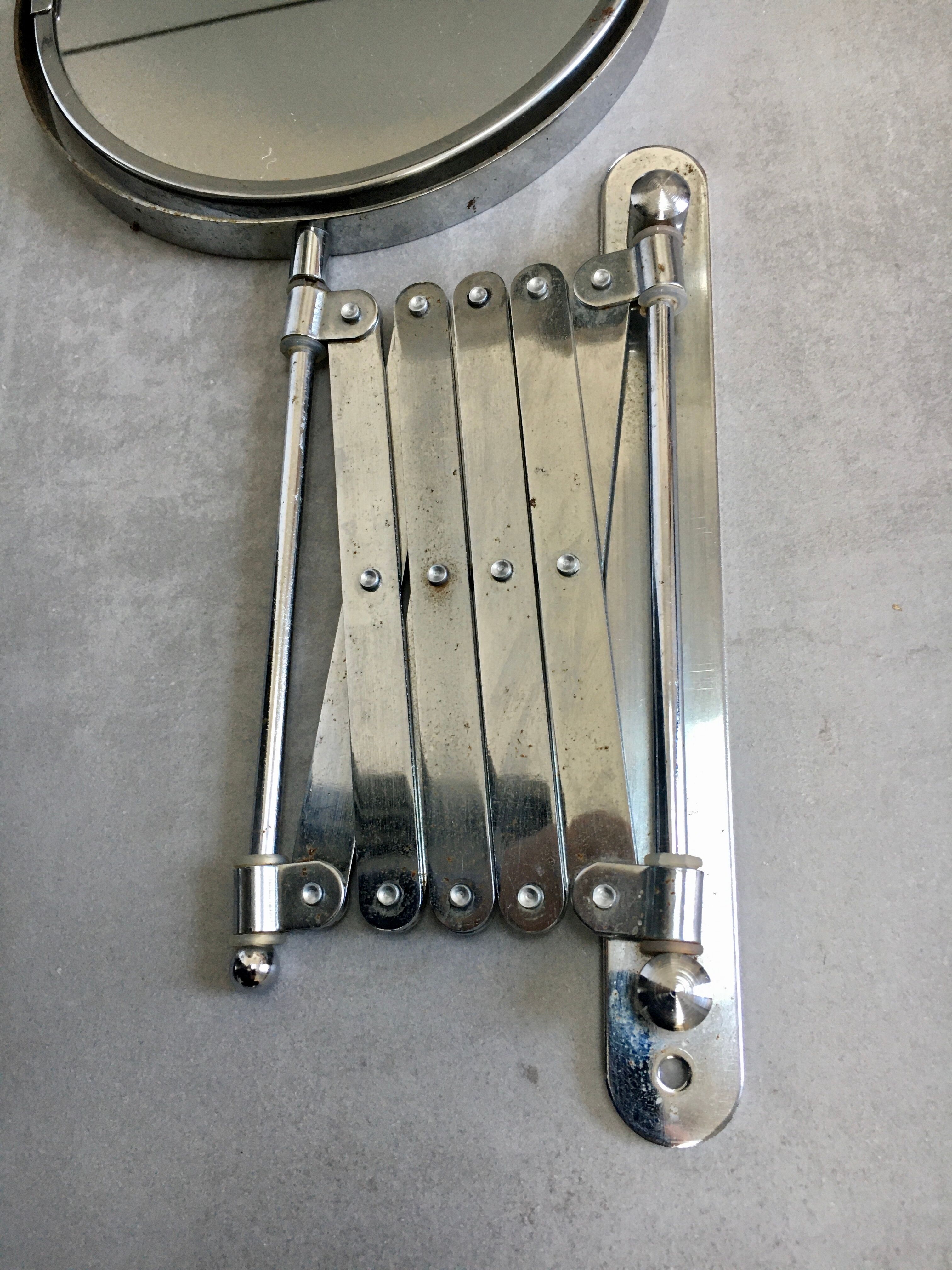 Round and articulated vintage mirror    38x33cm