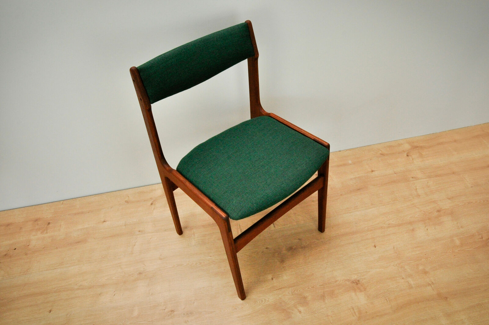 Set of 6 dining chairs by Erik Buch for Oddense Maskinsnedkeri