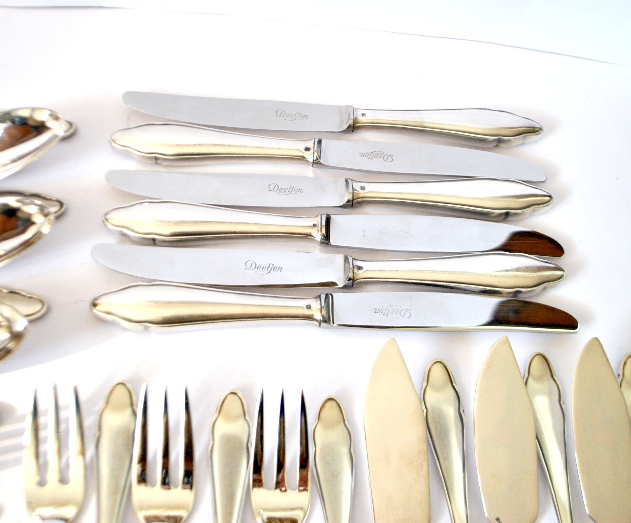 DEETJEN 30-piece modernist cutlery set with scalloped edges