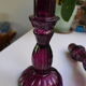 Paire de bougeoirs en verre violet