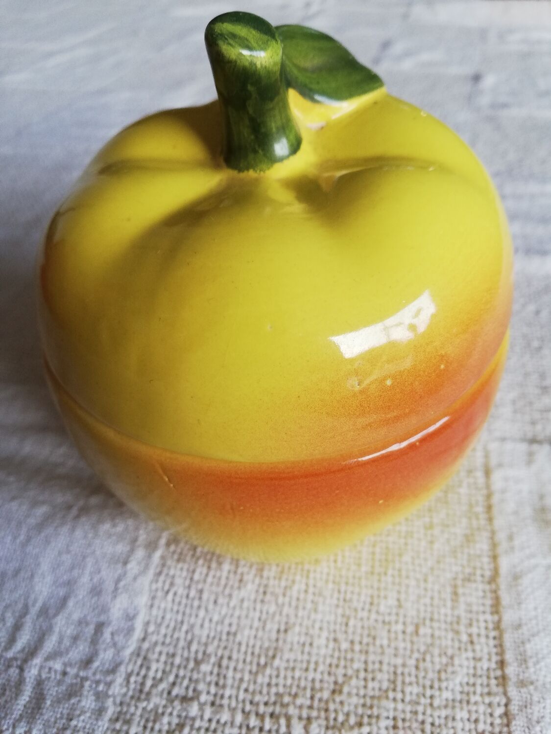 Apple-shaped box pot with ceramic foil