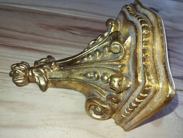 Petite console murale rocaille – décor doré patiné, style Louis XV