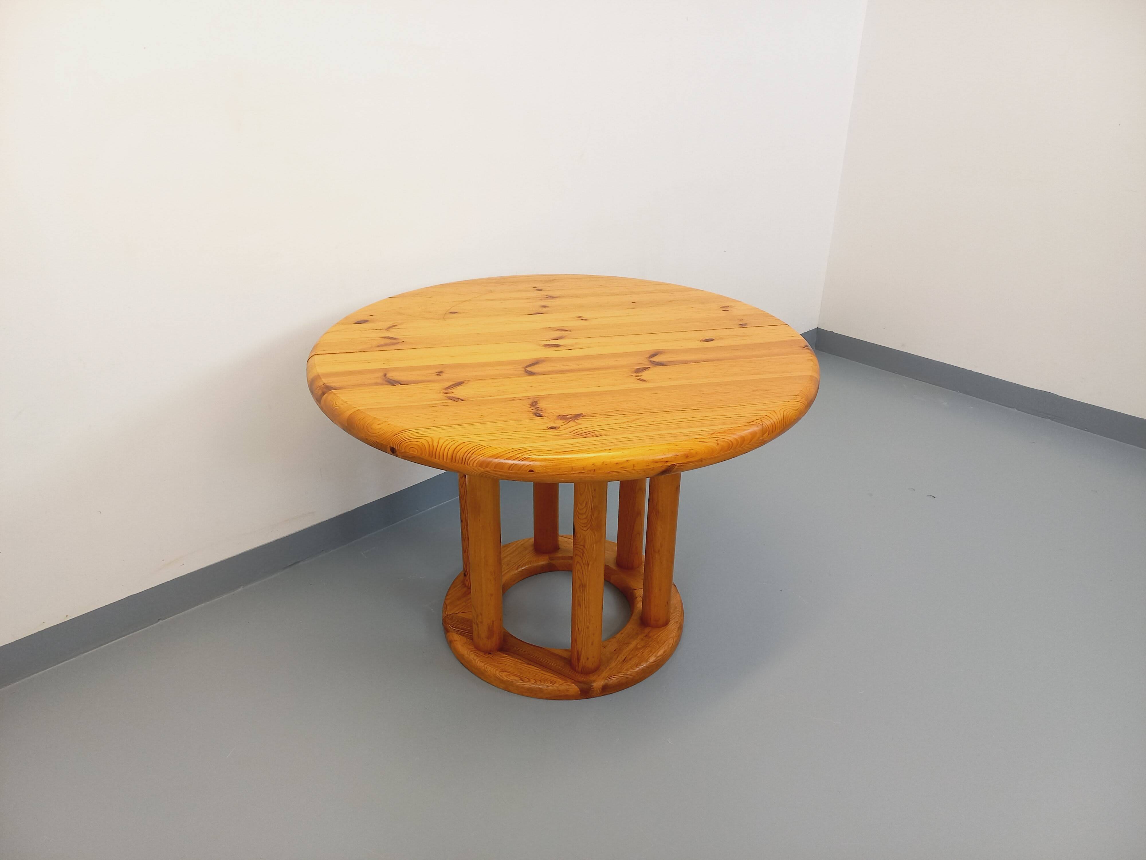 Vintage Scandinavian round dining table by Rainer Daumiller in pine from the 1960s.