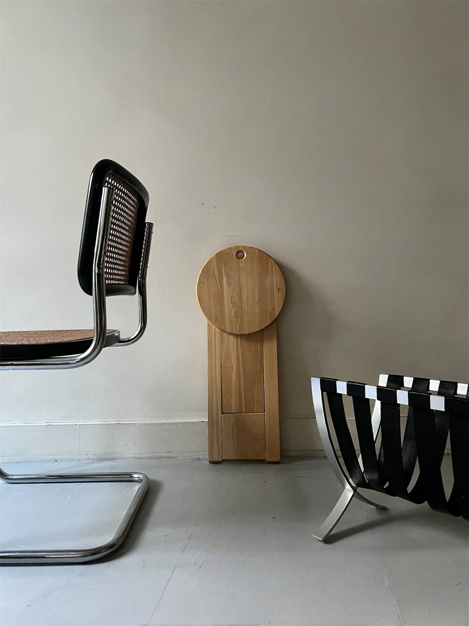 Large Barcelona magazine rack in chrome and leather straps, design circa 1970