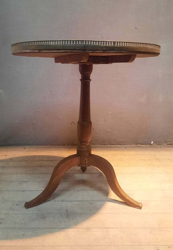 Gueridon circulaire dessu marbre blanc