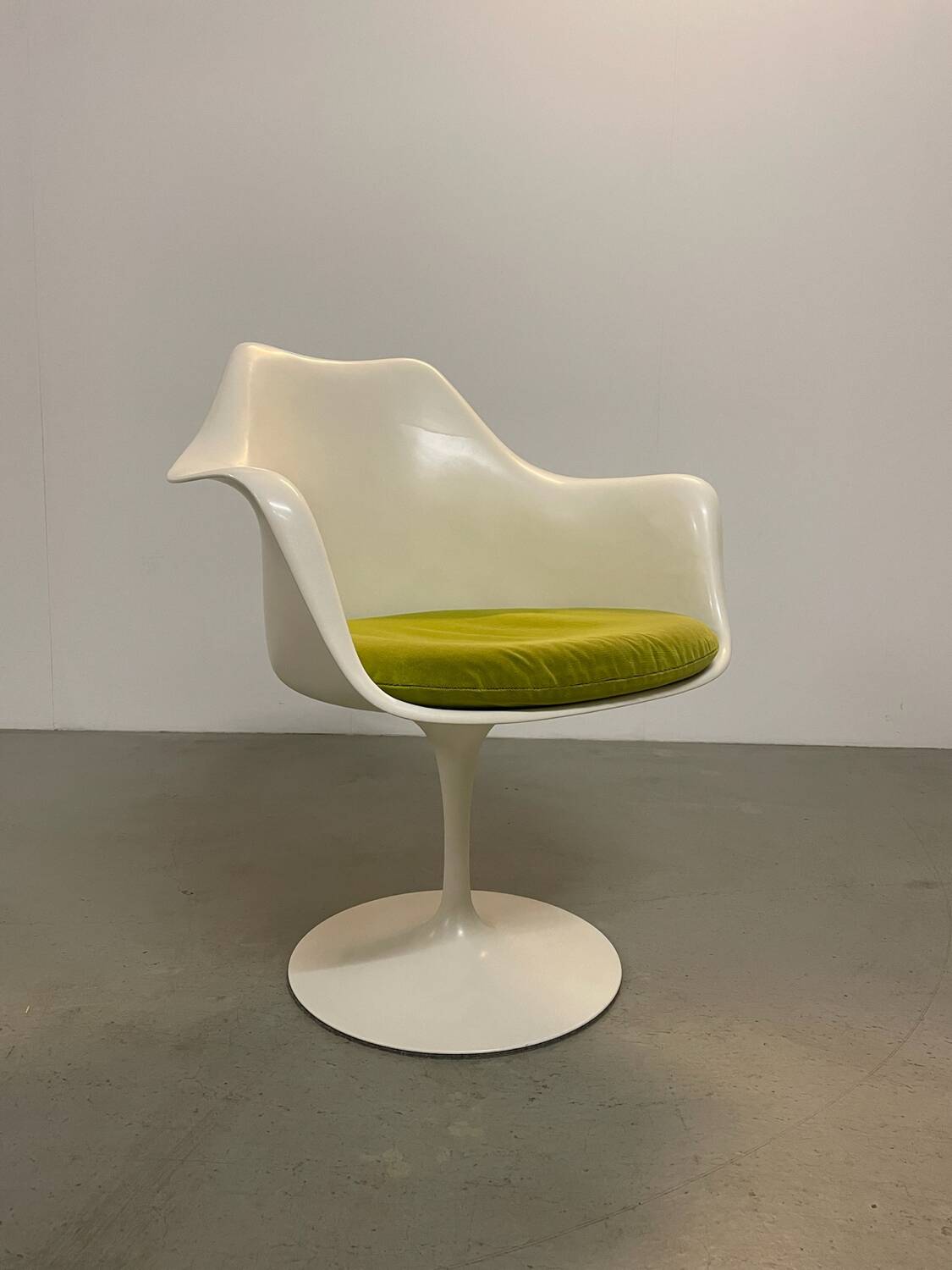 3x Eero Saarinen Tulip Armchair Knoll International