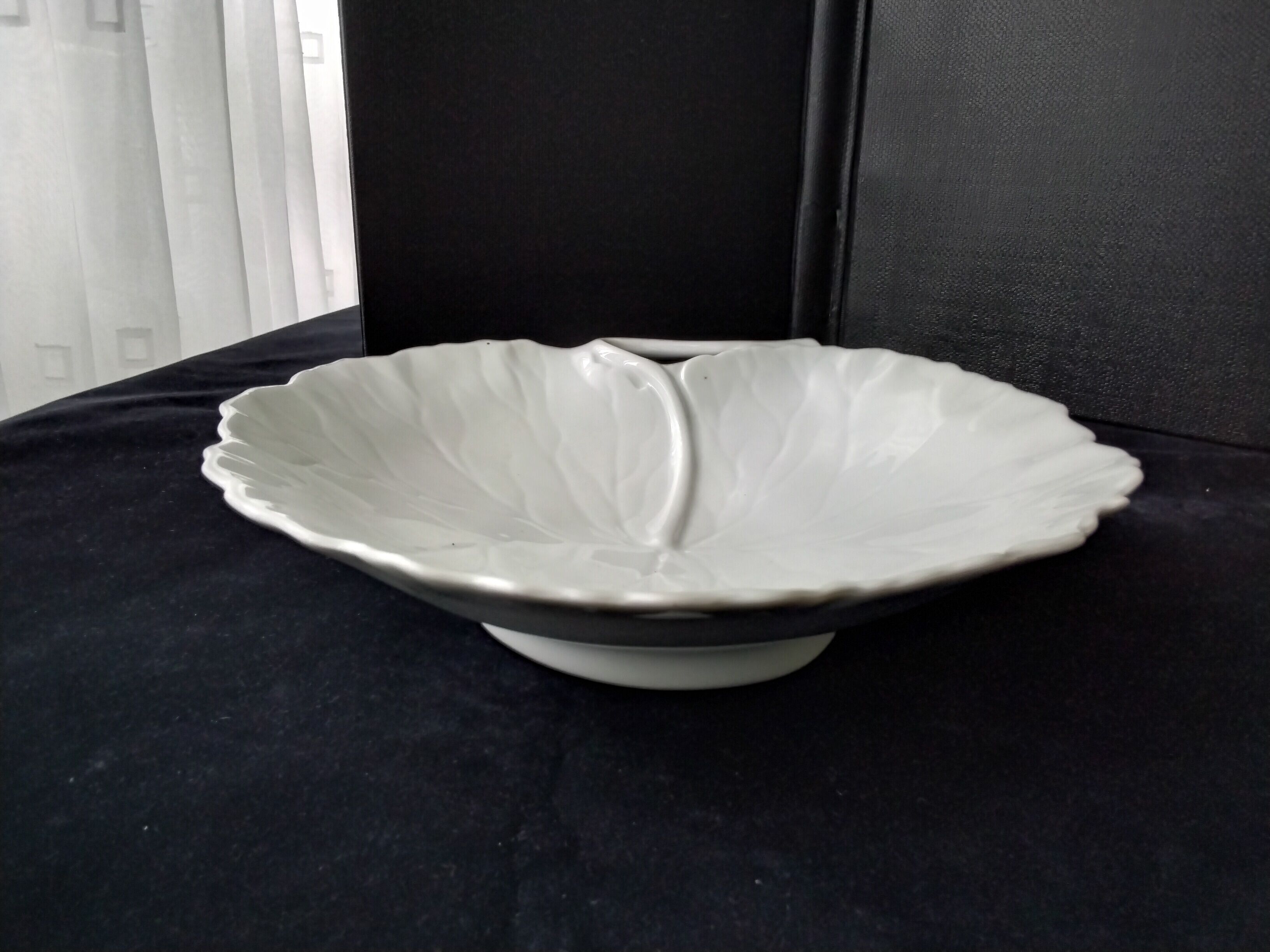 Coupe feuille de nénuphar en porcelaine de Limoges blanche