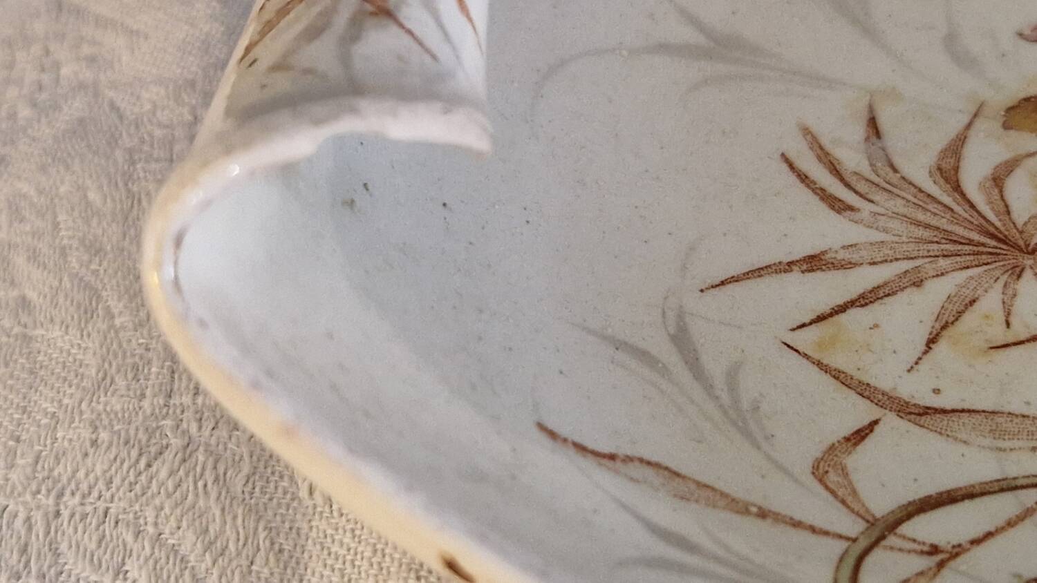 Earthenware pocket emptier