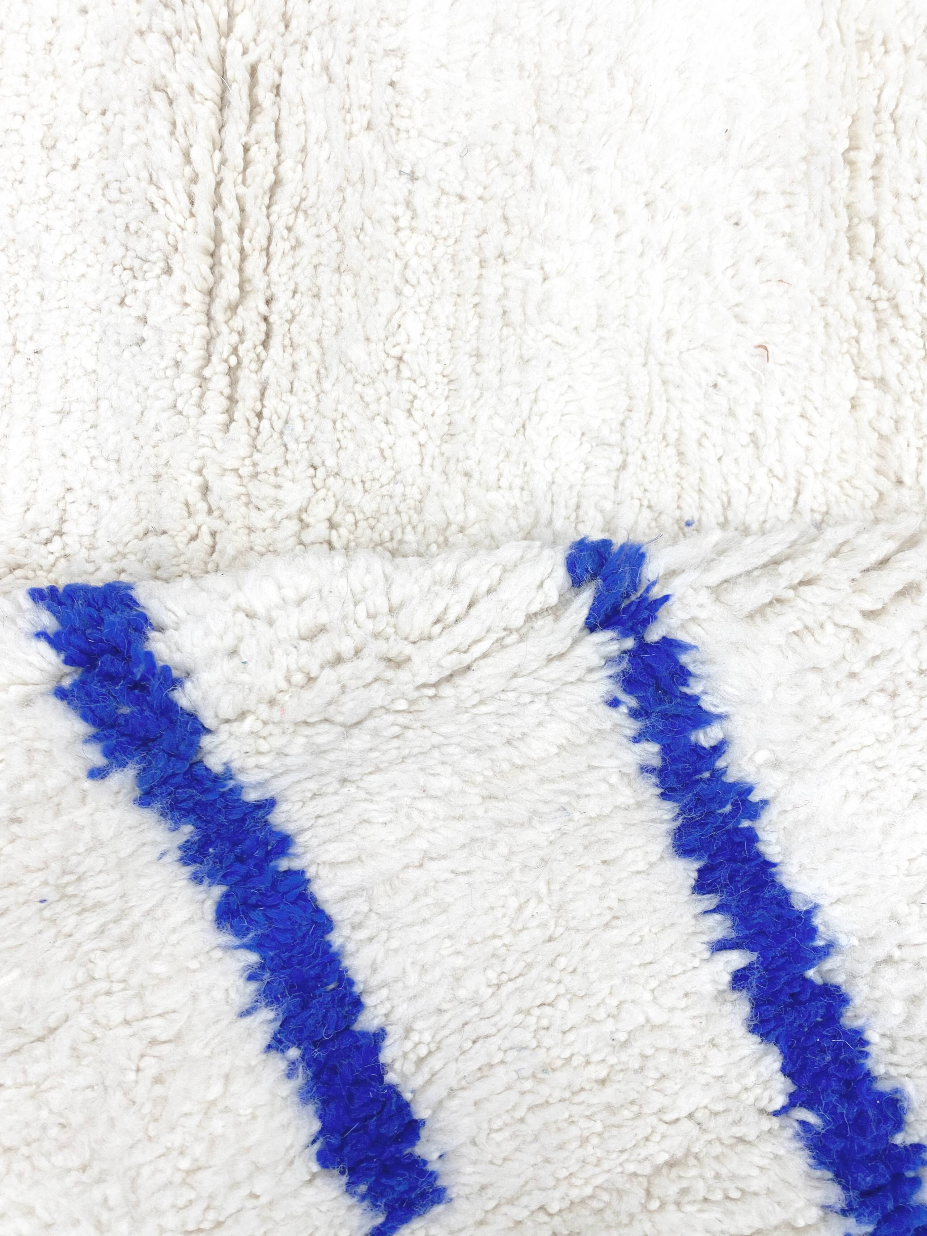 Ecru Beni Ouarain Berber rug with Majorelle blue patterns, 2.60x1.47m