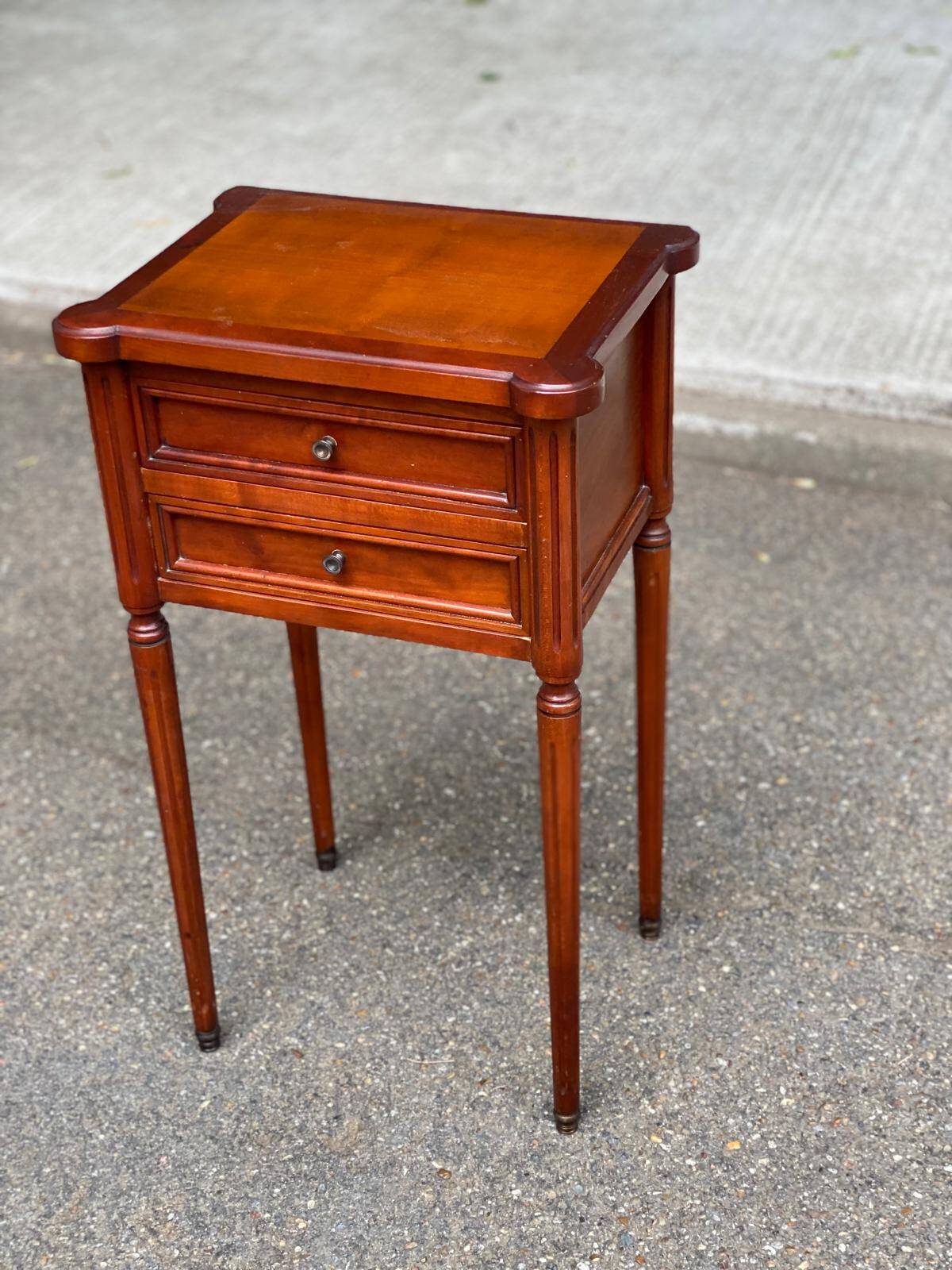 Table d'appoint chevet Style Louis XVI en merisier massif à cannelures 1960