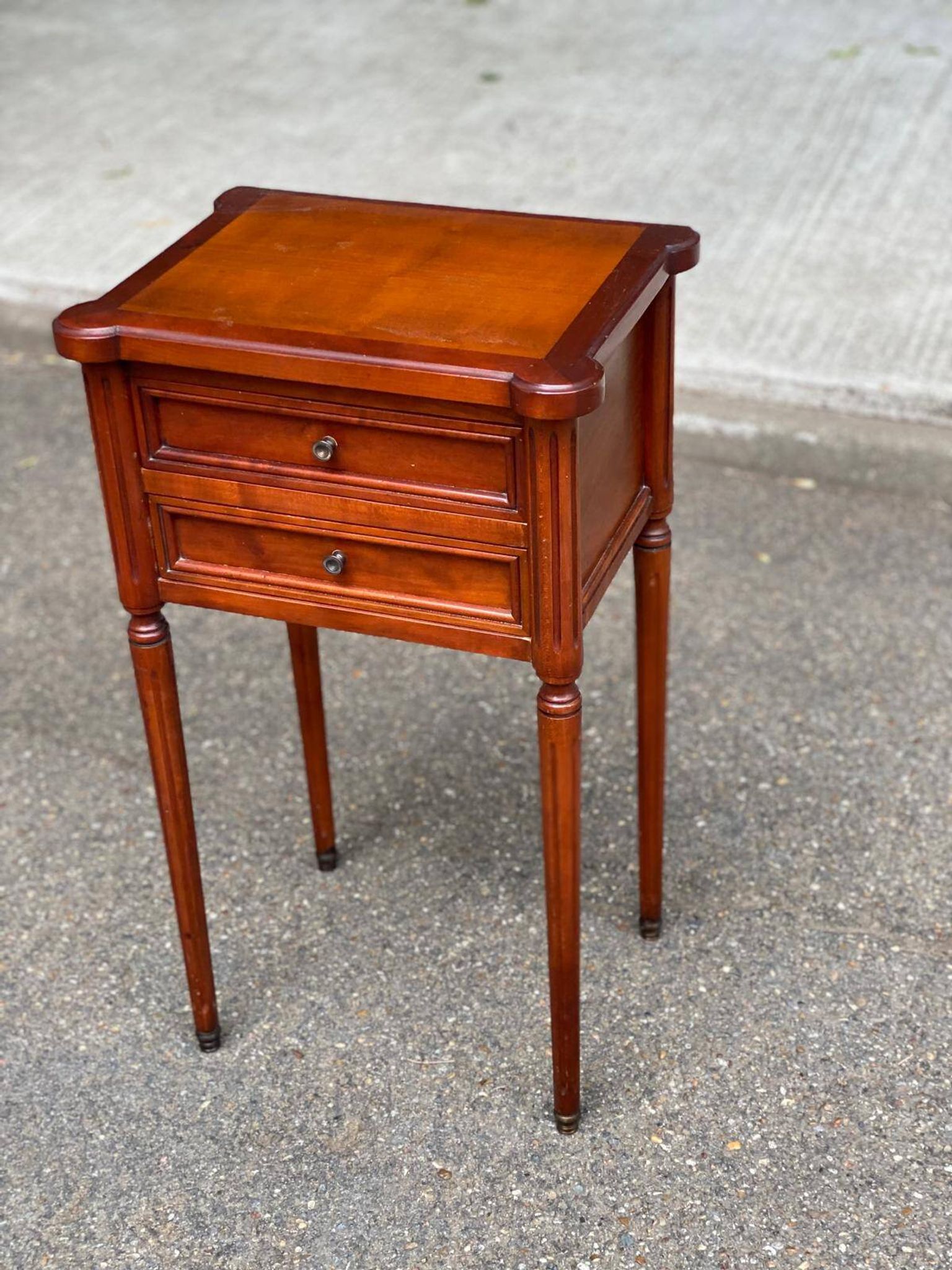 Table d'appoint chevet Style Louis XVI en merisier massif à cannelures 1960