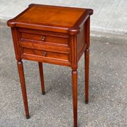 Table d'appoint chevet Style Louis XVI en merisier massif à cannelures 1960