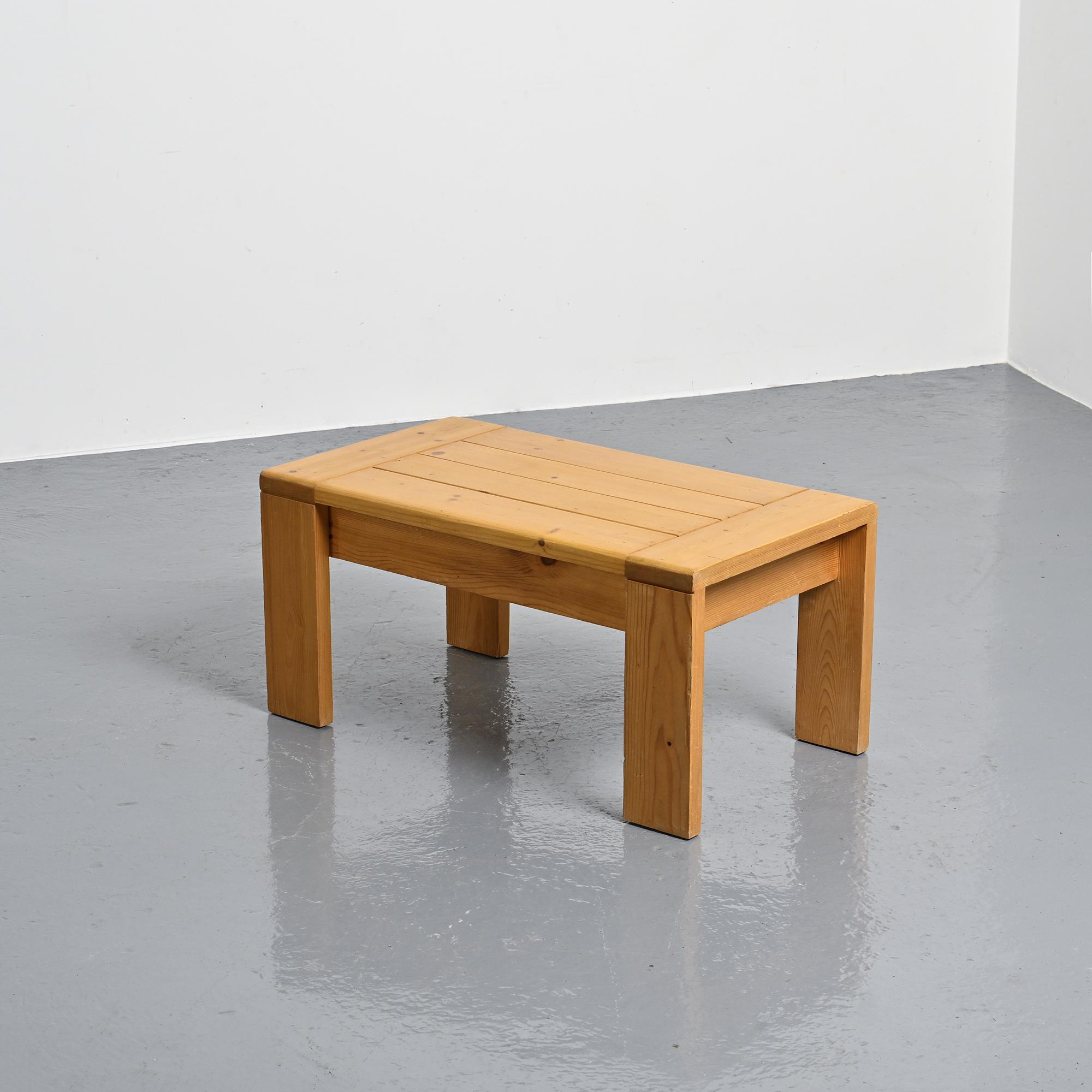 Table basse en pin Les Arcs, circa 1970