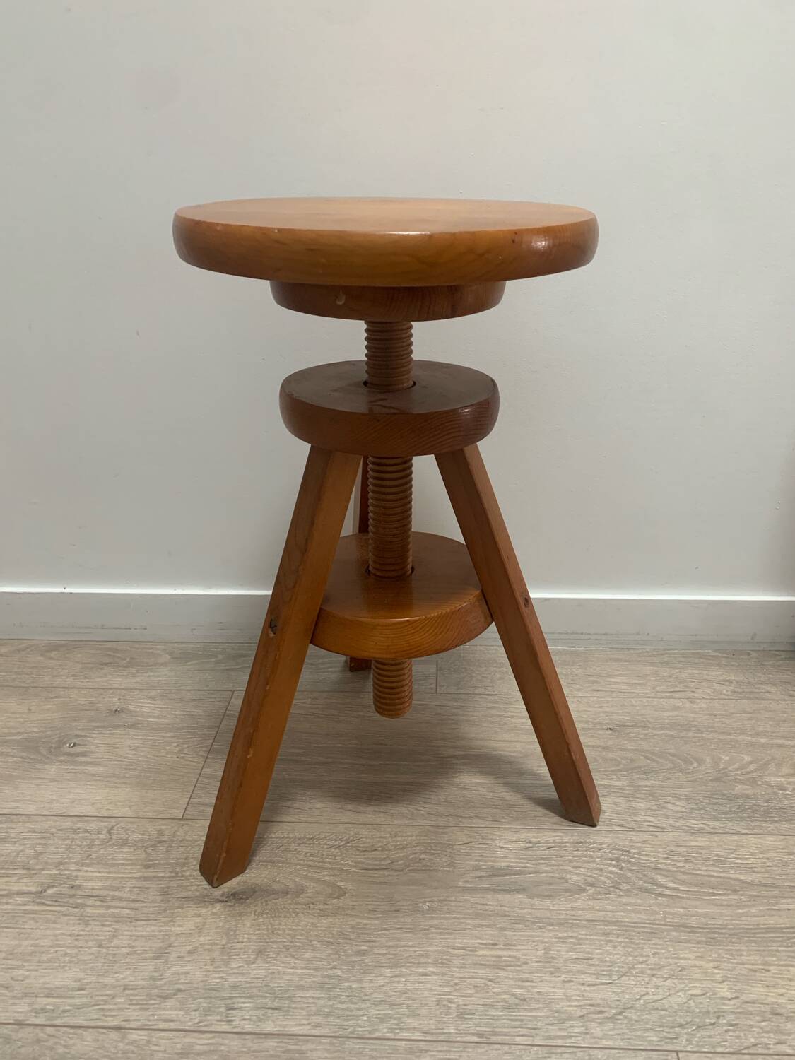 Watchmaker's stool with screw