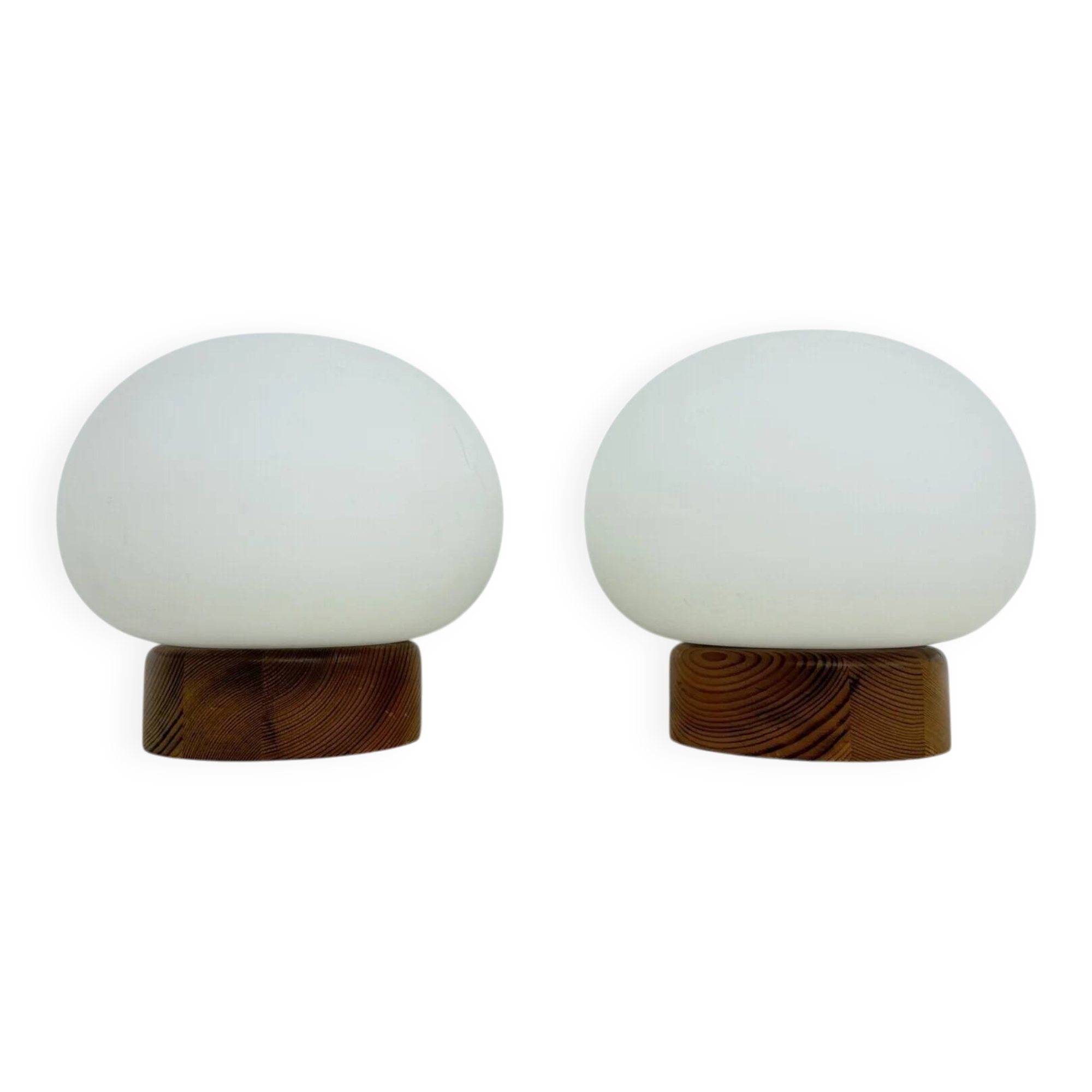 Ensemble de 2 lampes de table en bois de pin et en verre opalin, années 1970.