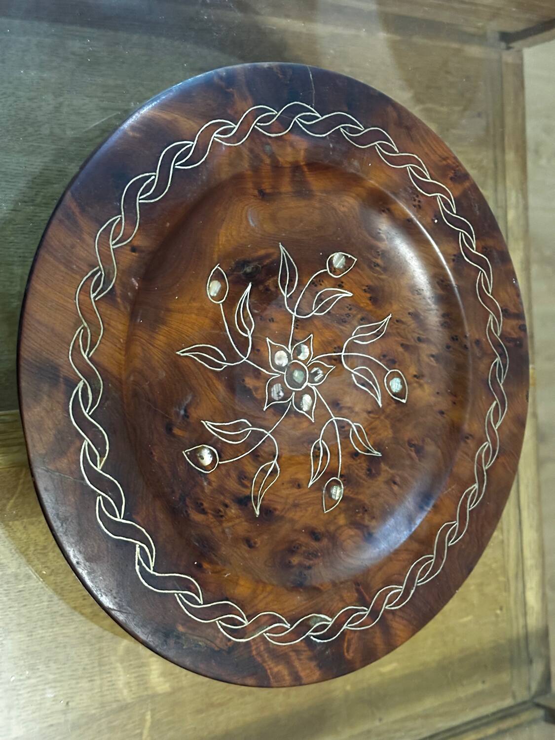 Wooden thuya catchall enhanced with metal wire and mother-of-pearl.