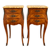 Paire de tables de nuit en bois de rose français, tables de chevet en marqueterie Louis XV