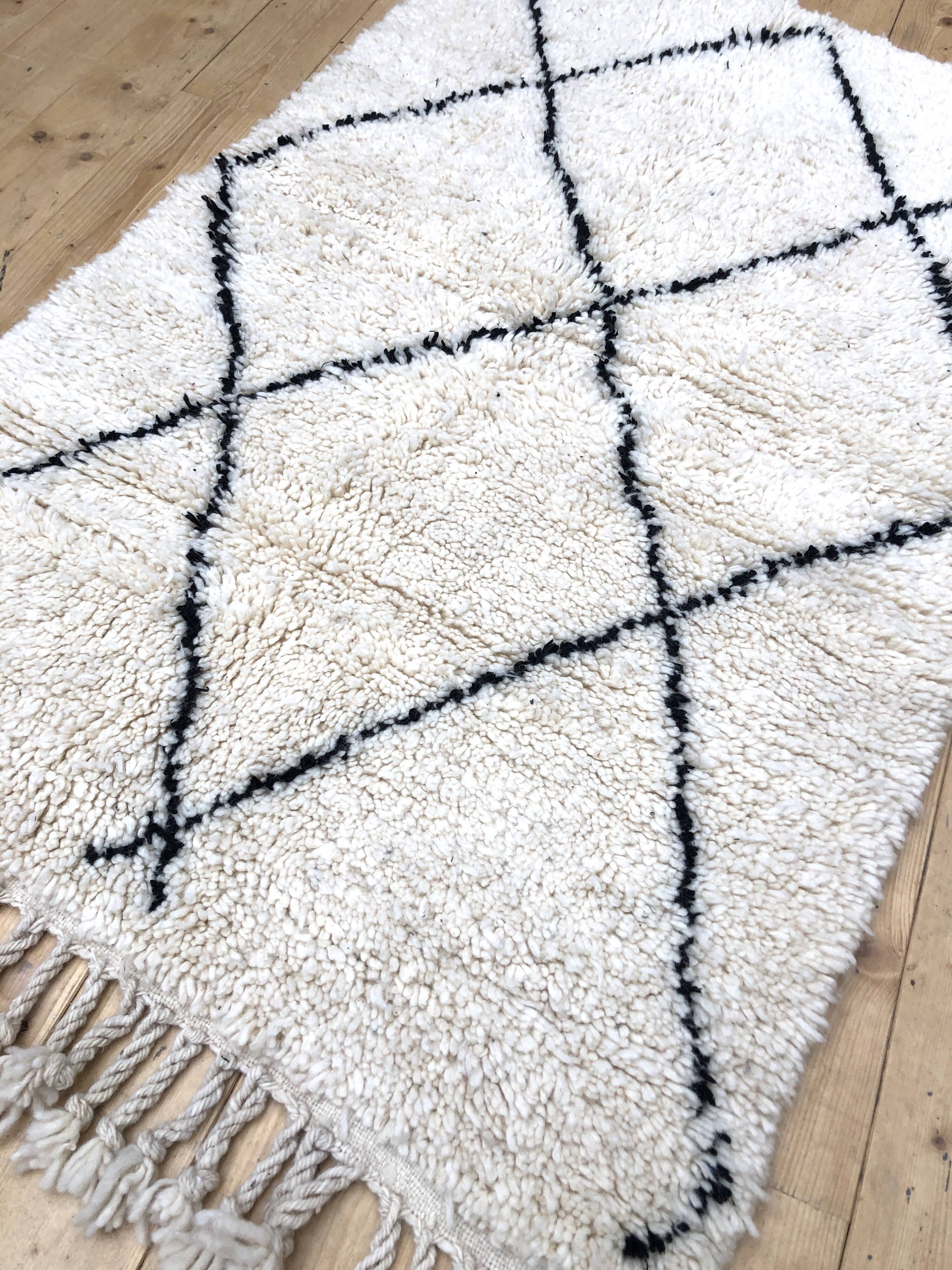Tapis berbère marocain Beni Ouarain à losanges noirs 1,46x1m