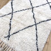 Tapis berbère marocain Beni Ouarain à losanges noirs 1,46x1m