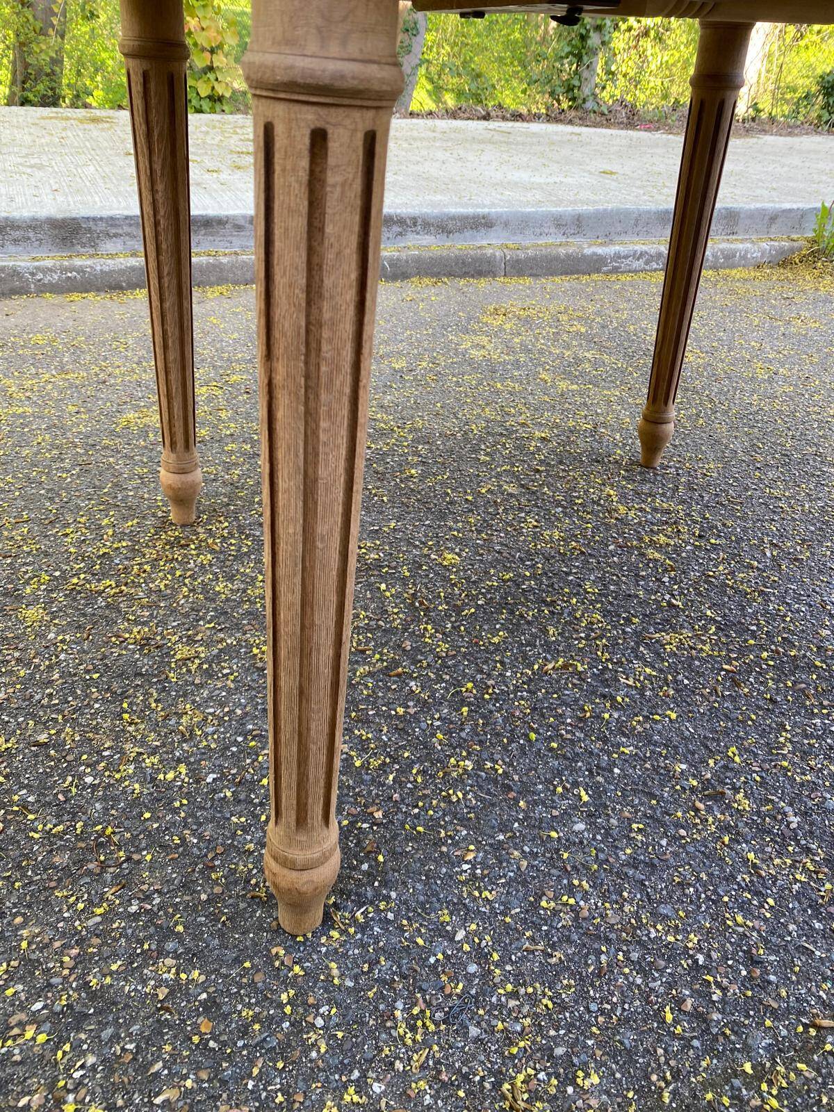 Renovated round Art Deco dining table, extendable, made of solid oak, 145cm.