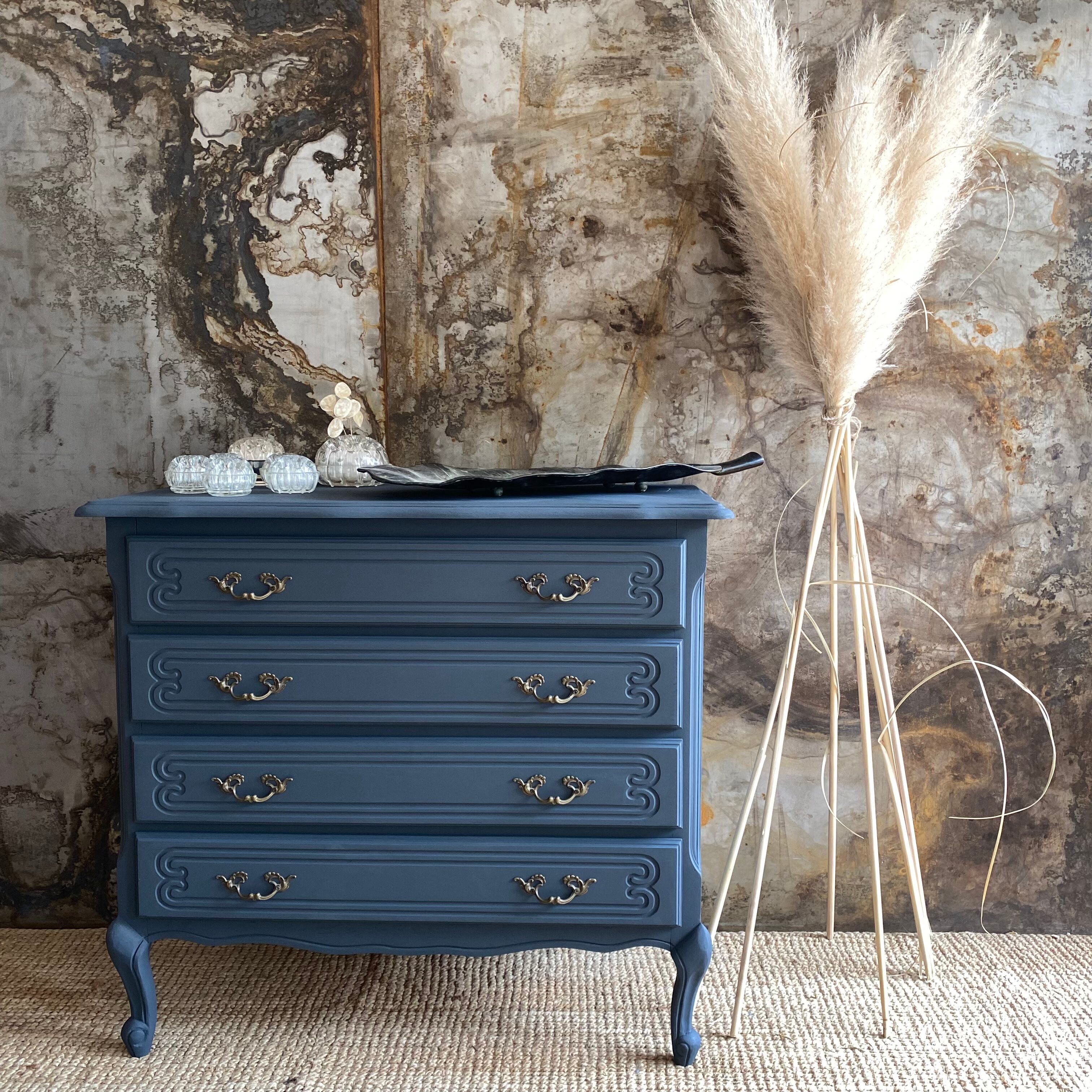 Commode aux pieds courbes