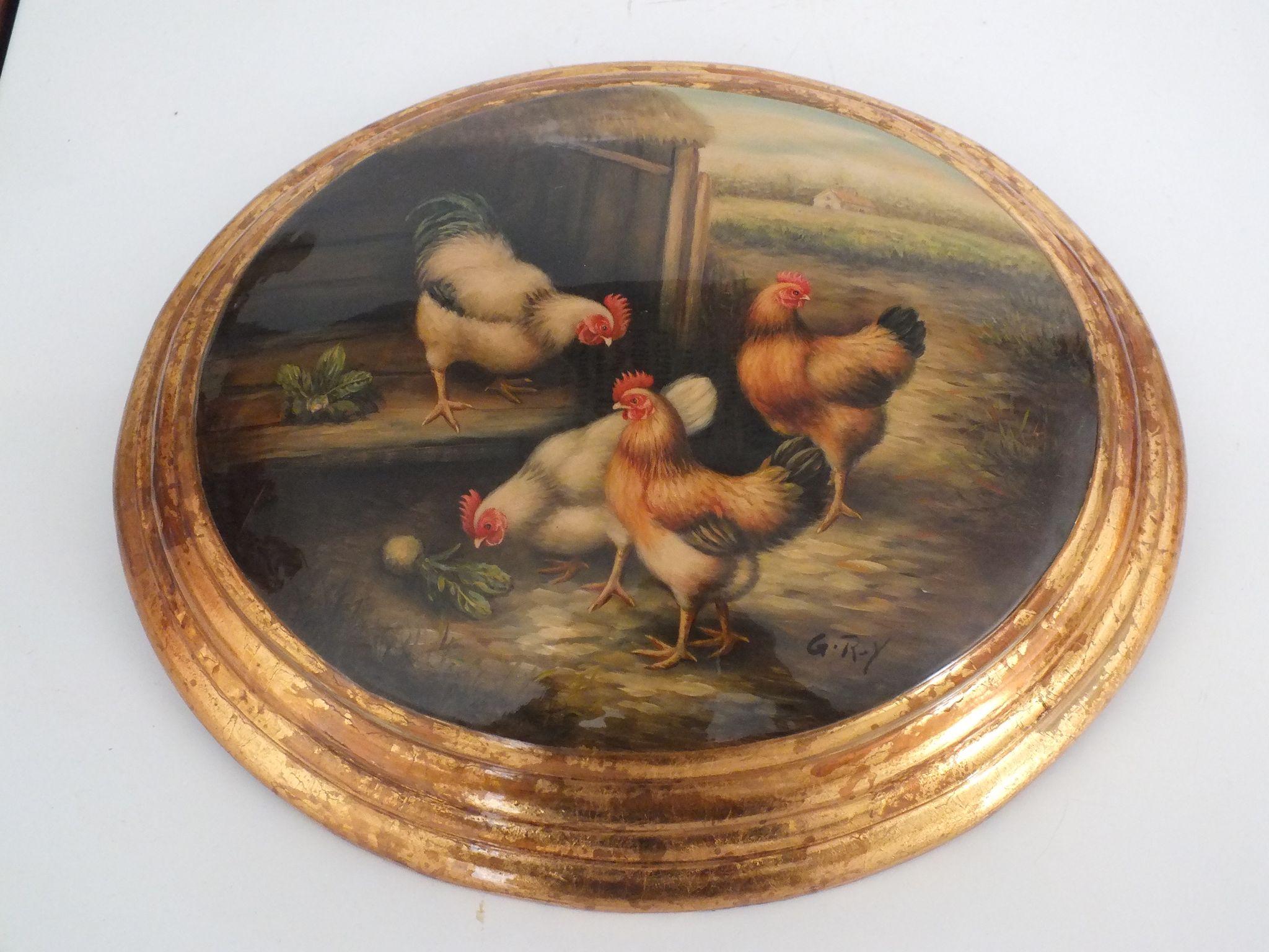 Panneau médaillon peint et vernis décor poules, coqs signé G.Roy