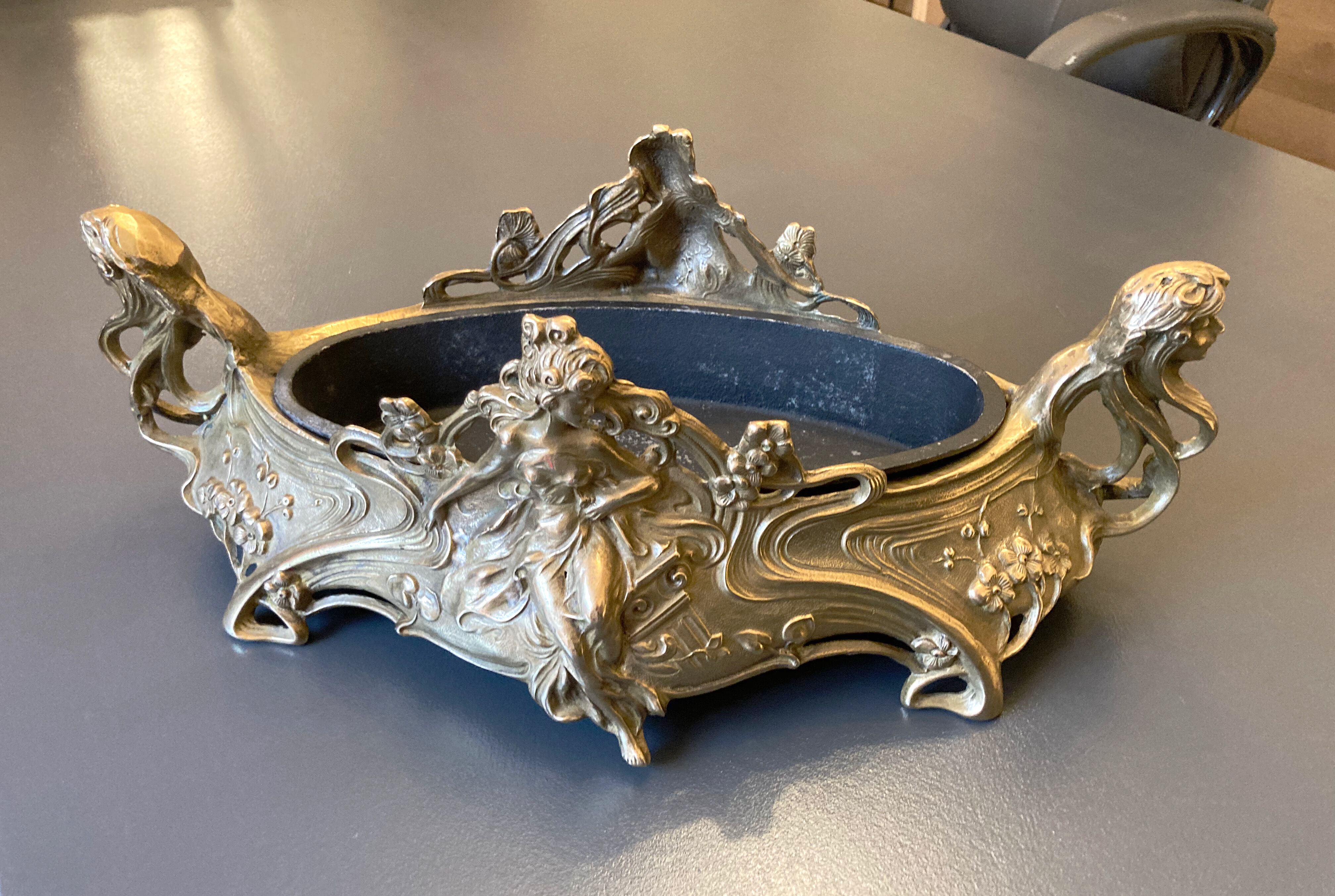 Large planter in gilded bronze Art nouvelles