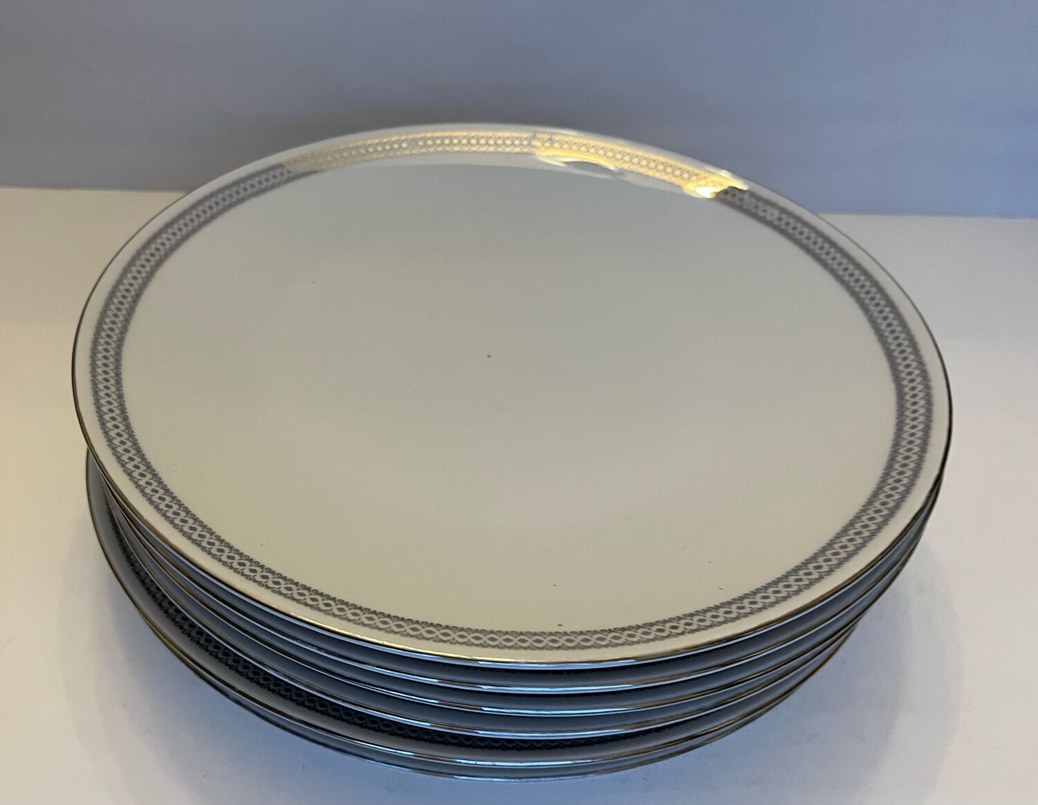 6 white porcelain dessert plates