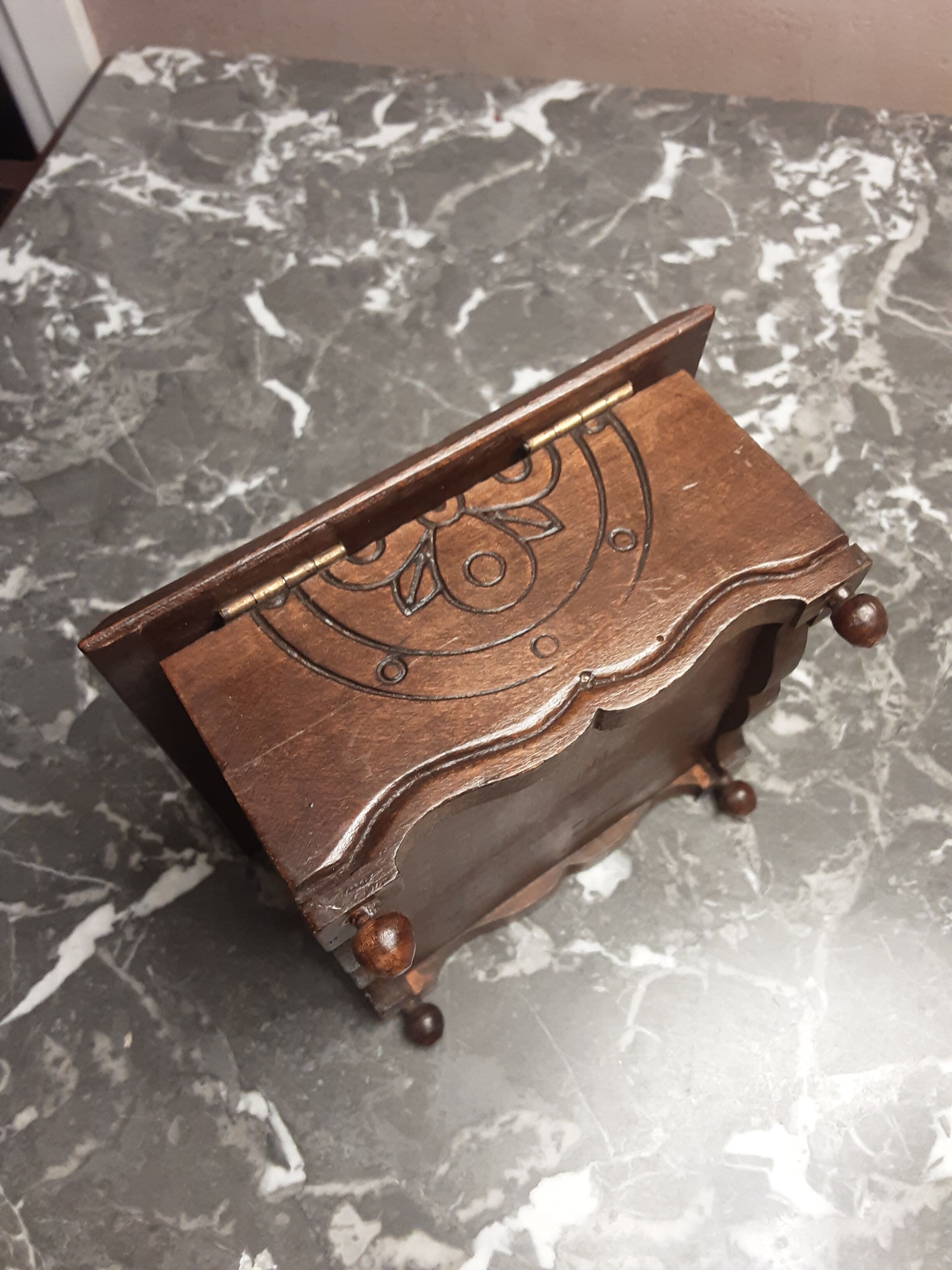 Breton box in chiseled wood - vintage