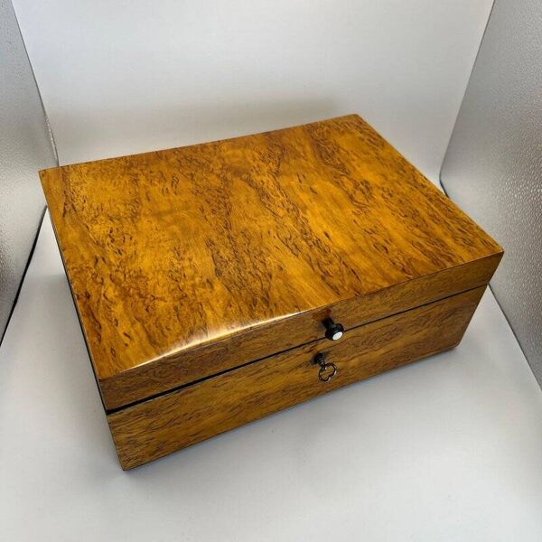 Boîte Biedermeier en bouleau glacé et laiton, Allemagne, années 1840.