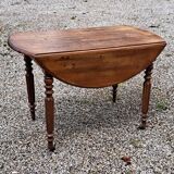 Antique round table with 2 flaps