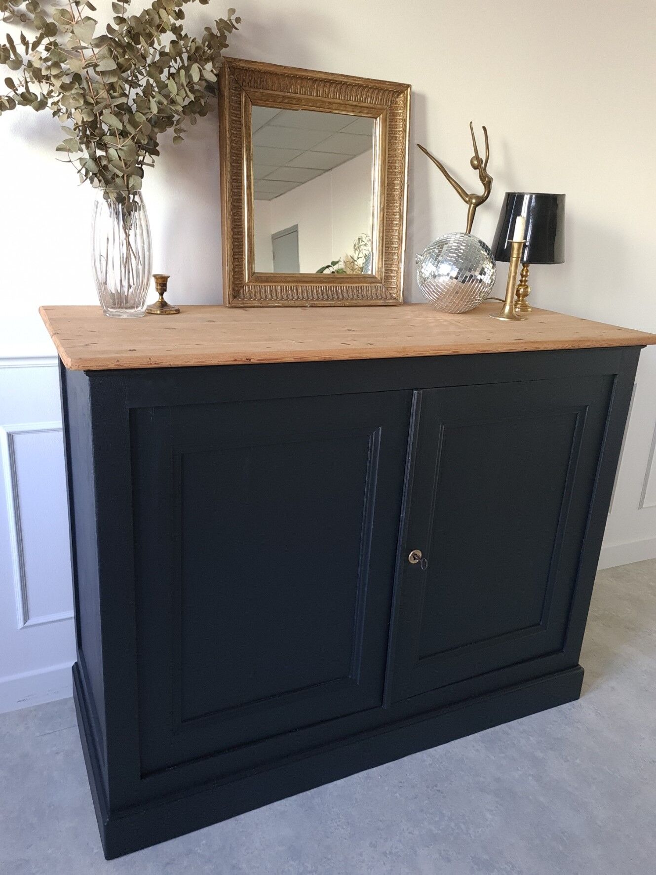 Black Parisian buffet