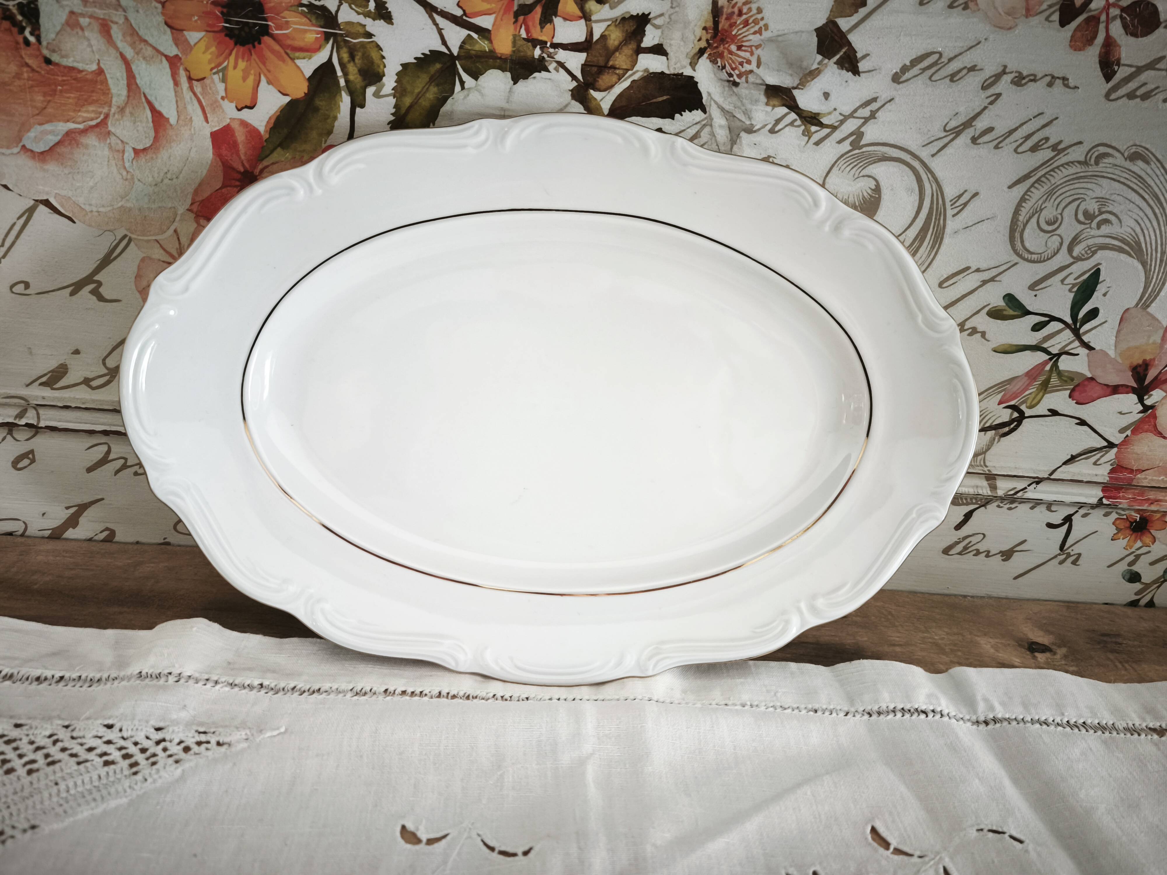 Oval porcelain plate with double gold line, hand-painted.