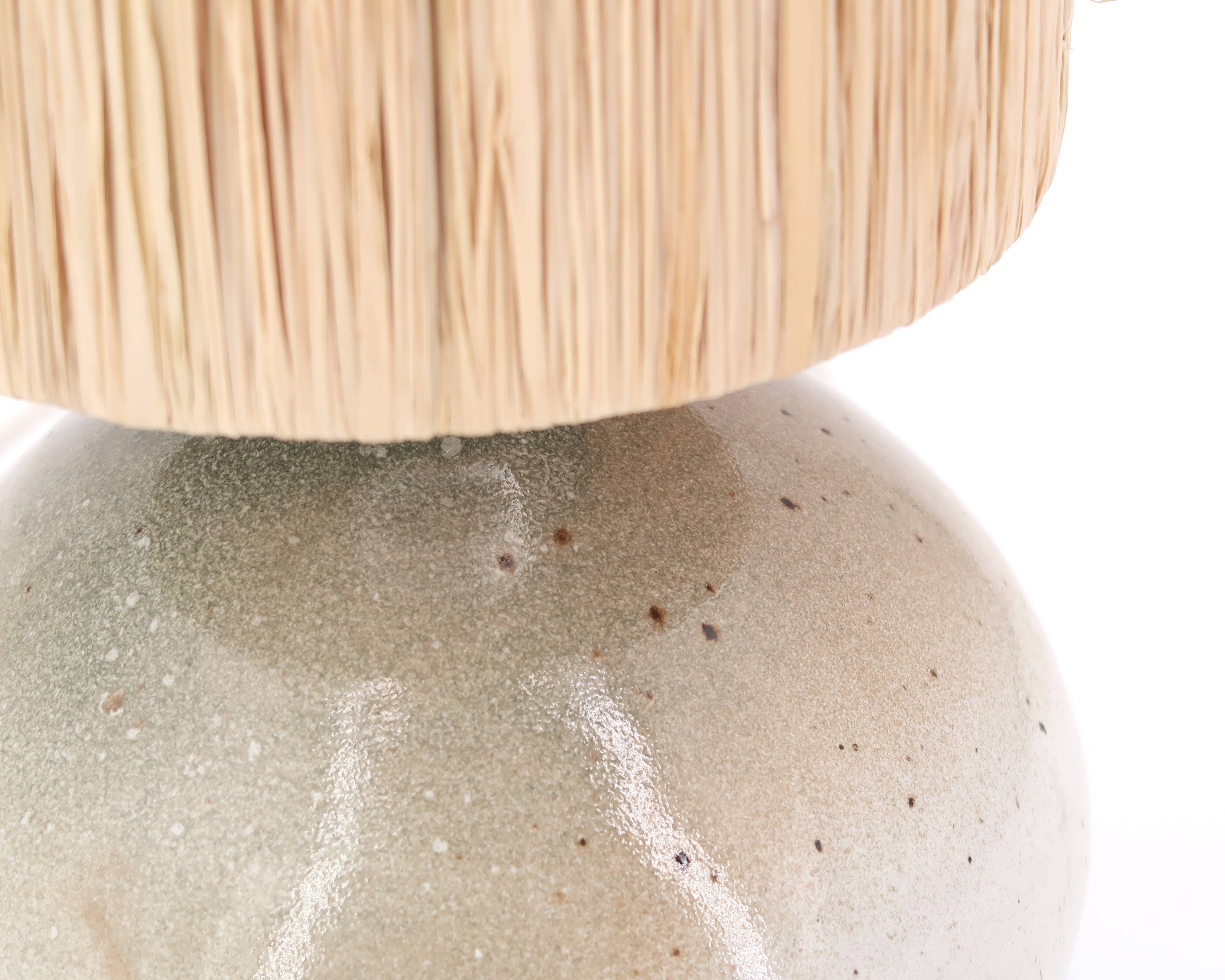 Lampe de potier en grès gris, abat jour en raphia, années 70