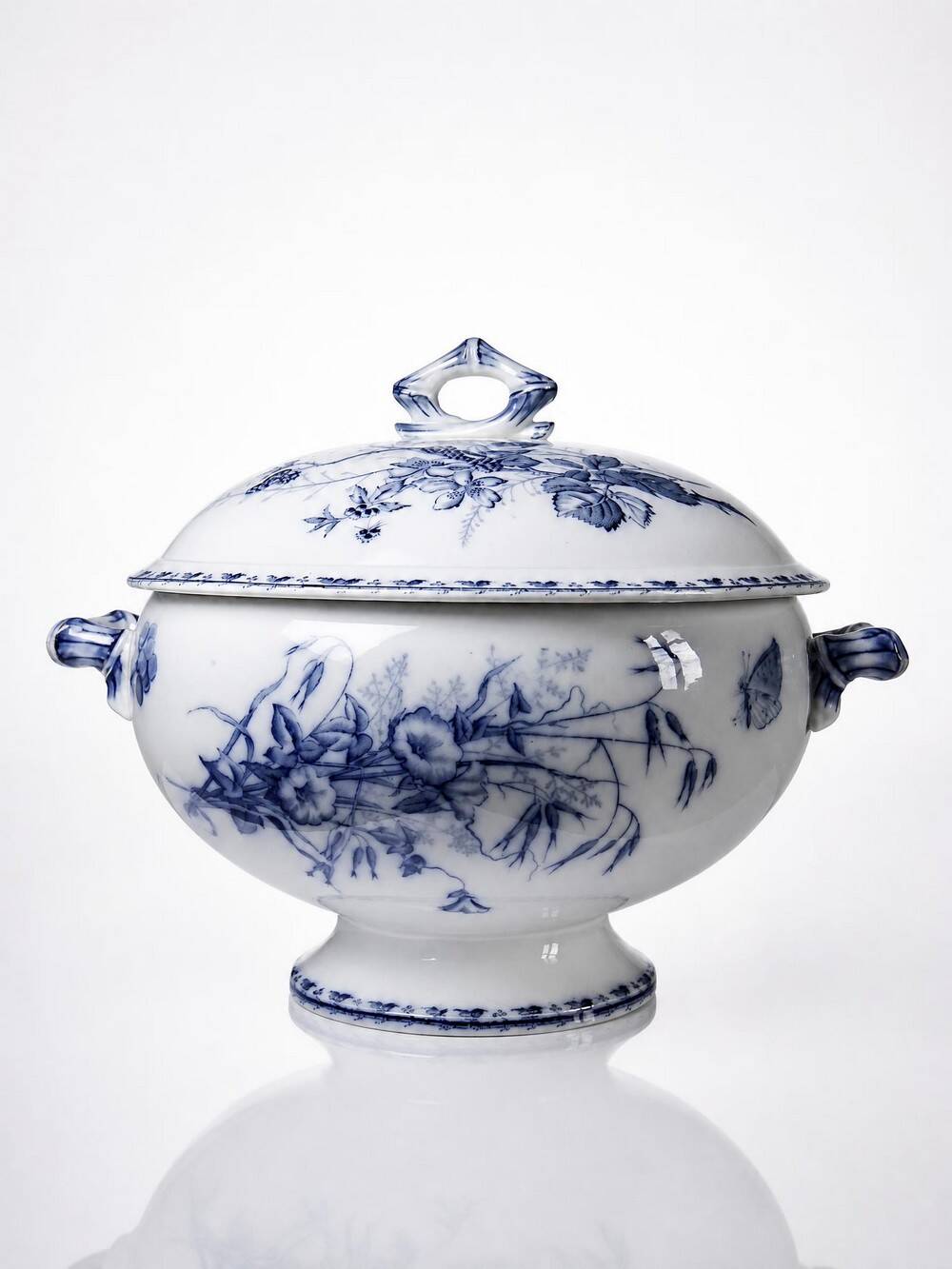 Fine earthenware soup tureen Sarreguemines model Carmen, blue decoration 19th-20th century.