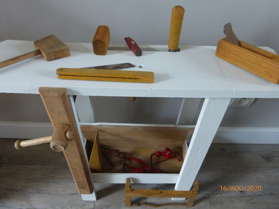 Etabli d'enfant avec ses outils