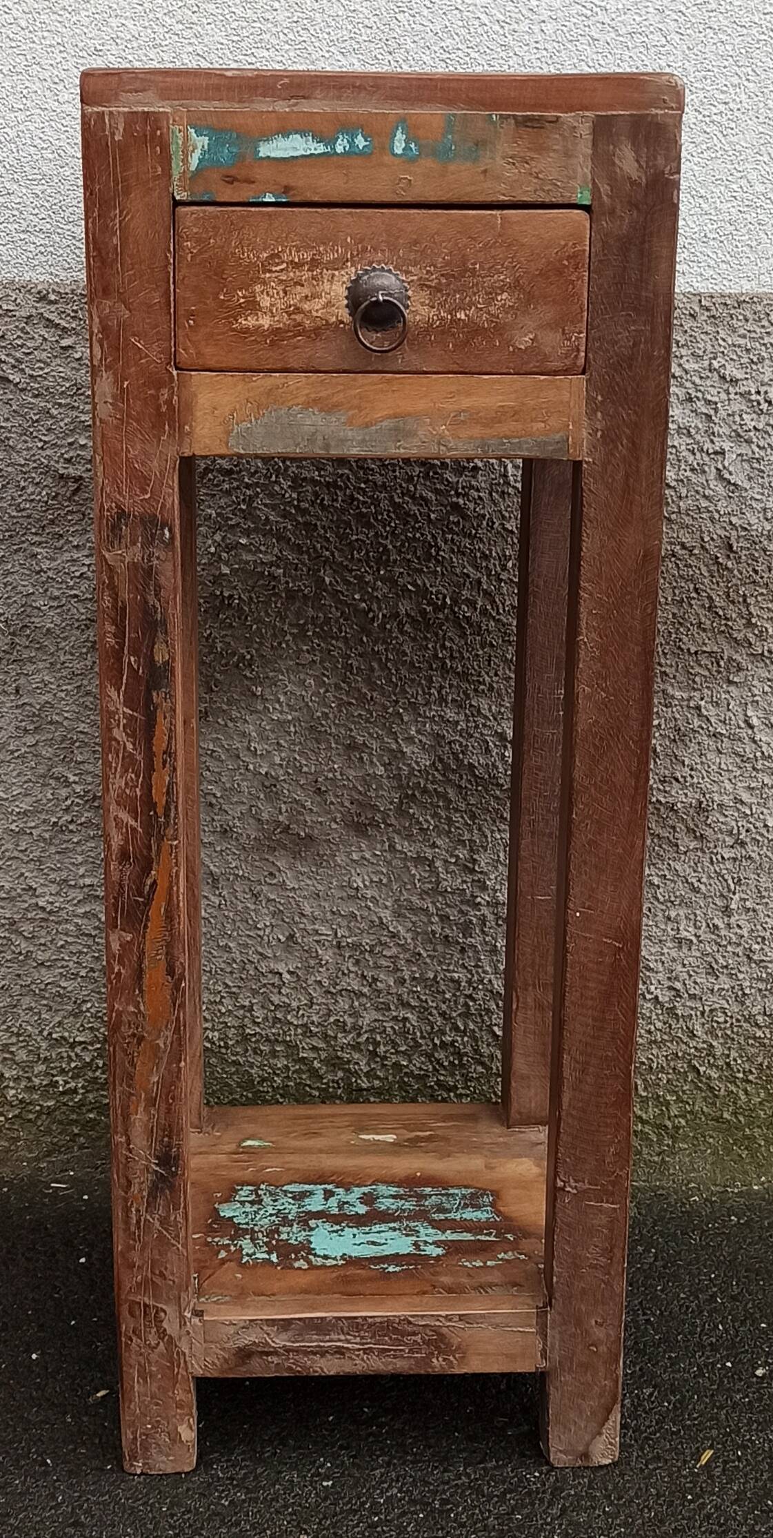 Guéridon en bois avec tiroir